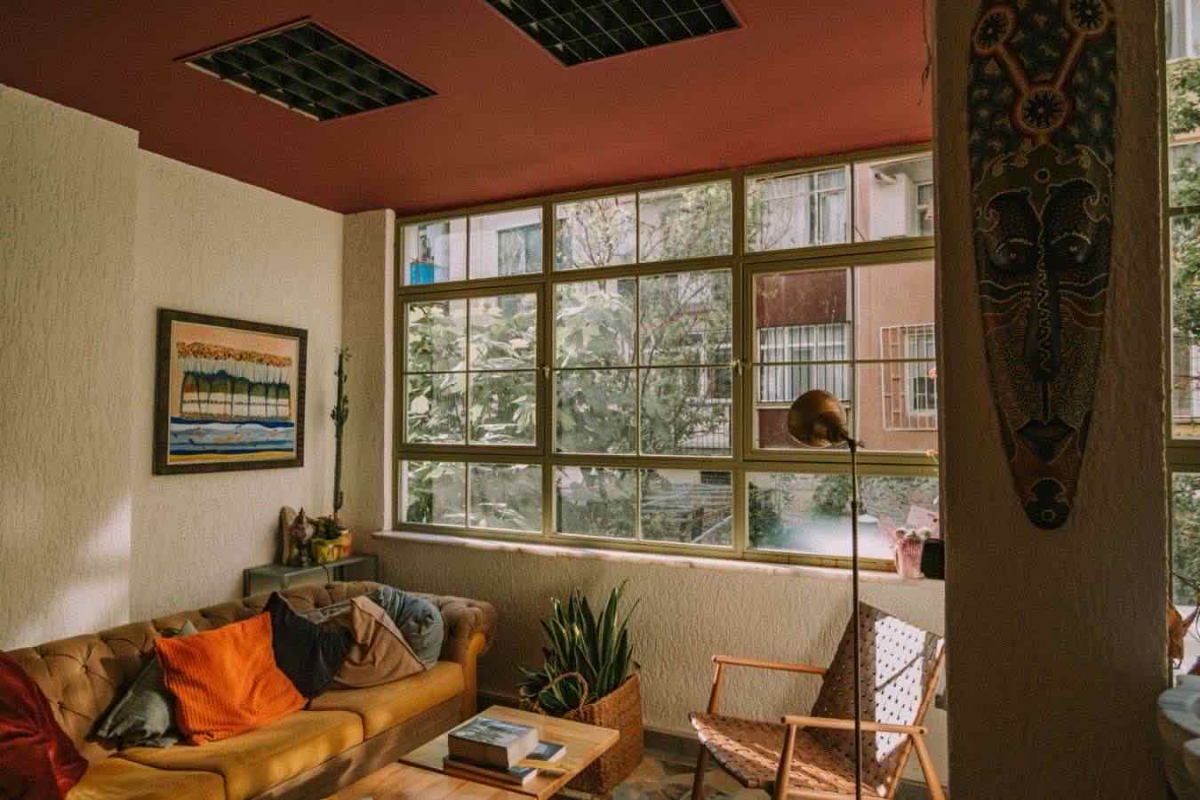 Airbnb, in Italia oltre 571mila annunci: l'80% è relativo a intere case. Federalberghi: «Quattro grandi bugie smascherano la favoletta della condivisione»