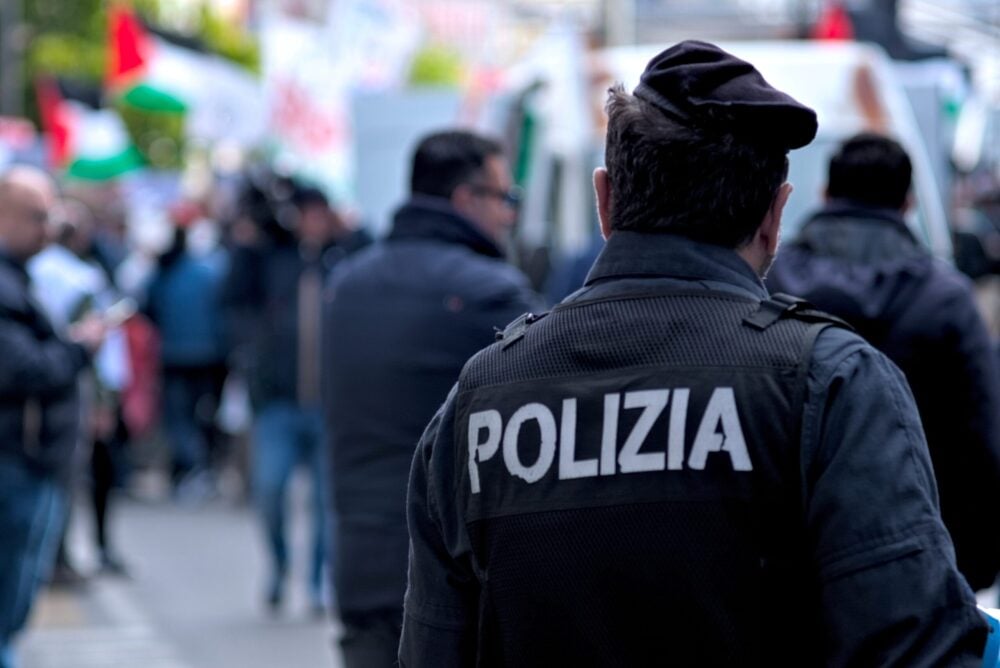 Psicosi bomba nelle scuole di mezza Europa: allarmi via e-mail e decine di evacuazioni da Nord a Sud Italia fino al Regno Unito - Orizzonte Scuola Notizie