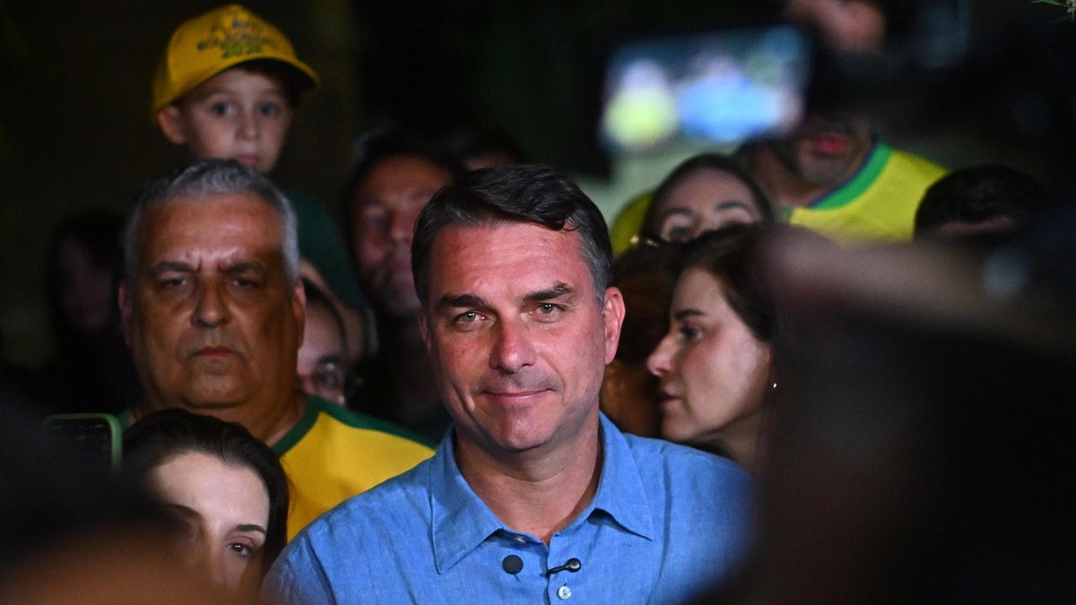 Brasile, Flavio Bolsonaro batte Lula al primo turno: sfida decisiva al ballottaggio